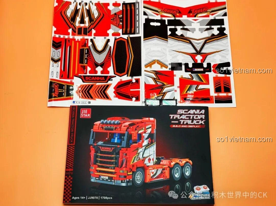 Nội dung bên trong hộp Jie Star JJ9070 Xe Đầu Kéo Scania, bao gồm sách hướng dẫn, sticker và các túi mảnh ghép.