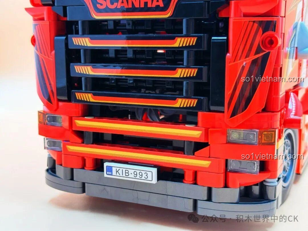Nội thất cabin của Jie Star JJ9070 Xe Đầu Kéo Scania, nhìn từ bên ngoài vào, với vô lăng và ghế ngồi.