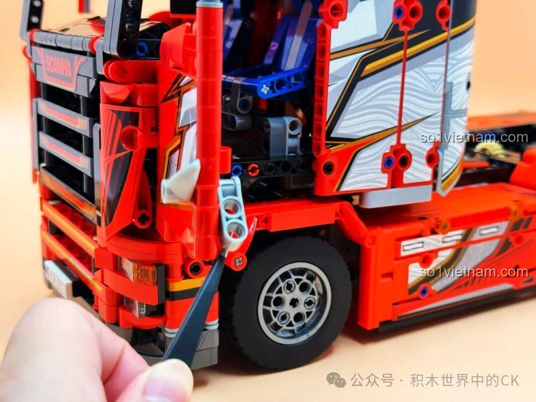 Cận cảnh nội thất cabin của Jie Star JJ9070 Xe Đầu Kéo Scania, cho thấy chi tiết ghế ngồi và bảng điều khiển.