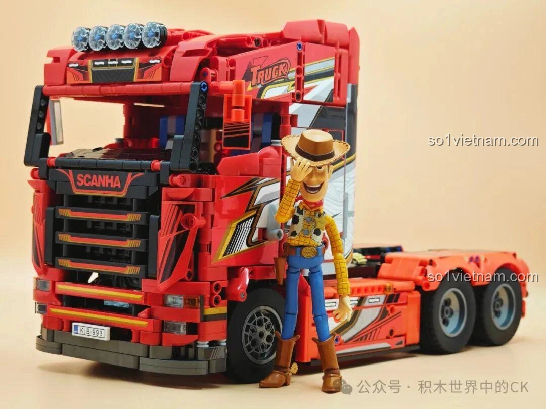Mô hình Jie Star JJ9070 Xe Đầu Kéo Scania kéo container, với các nhân vật đồ chơi, thể hiện khả năng chơi và trưng bày.