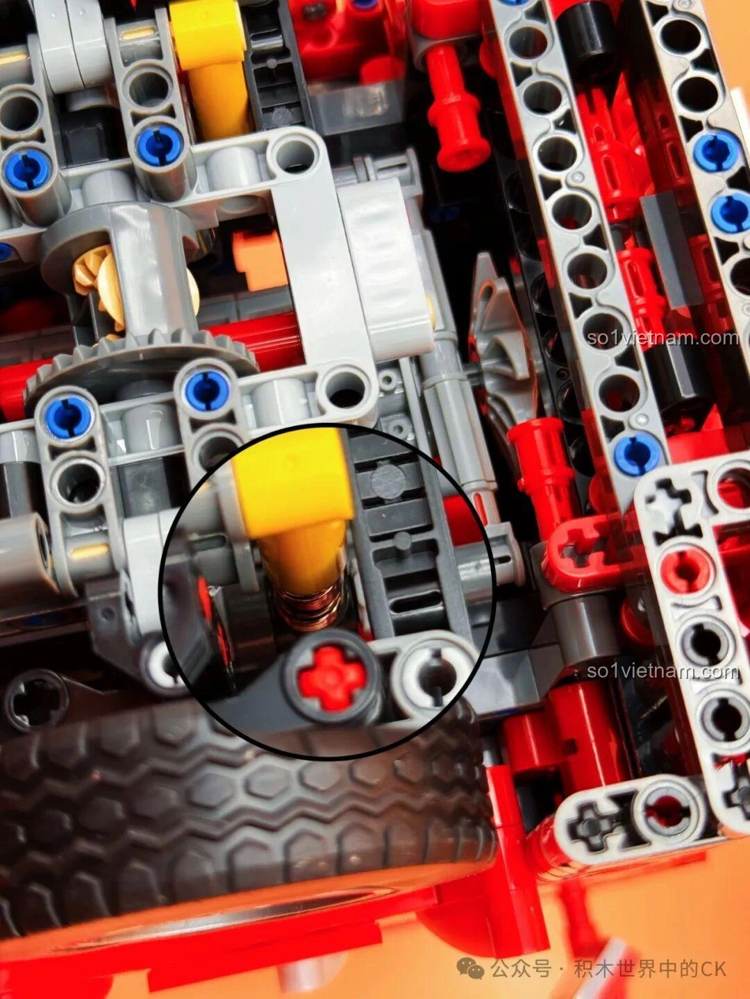 Mô hình Jie Star JJ9070 Xe Đầu Kéo Scania trưng bày cùng nhân vật Optimus Prime, thể hiện tỉ lệ và khả năng kết hợp.