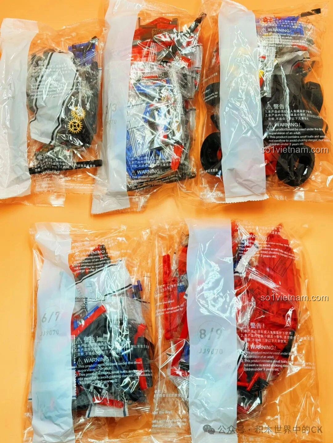 Các túi mảnh ghép được đánh số của bộ Jie Star JJ9070 Xe Đầu Kéo Scania, phân loại rõ ràng cho quá trình lắp ráp.