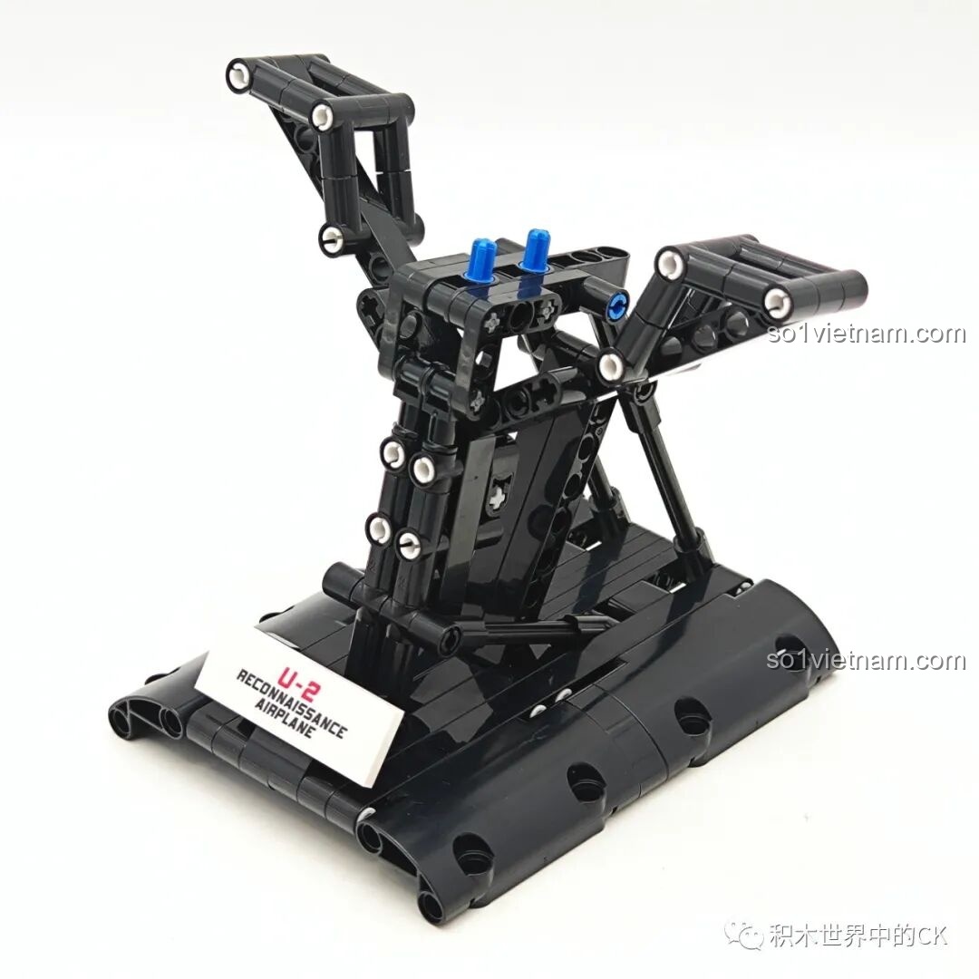 Chân đế trưng bày màu đen của bộ lắp ghép JIESTAR 58093 Máy bay Trinh sát U-2, có gắn bảng tên 