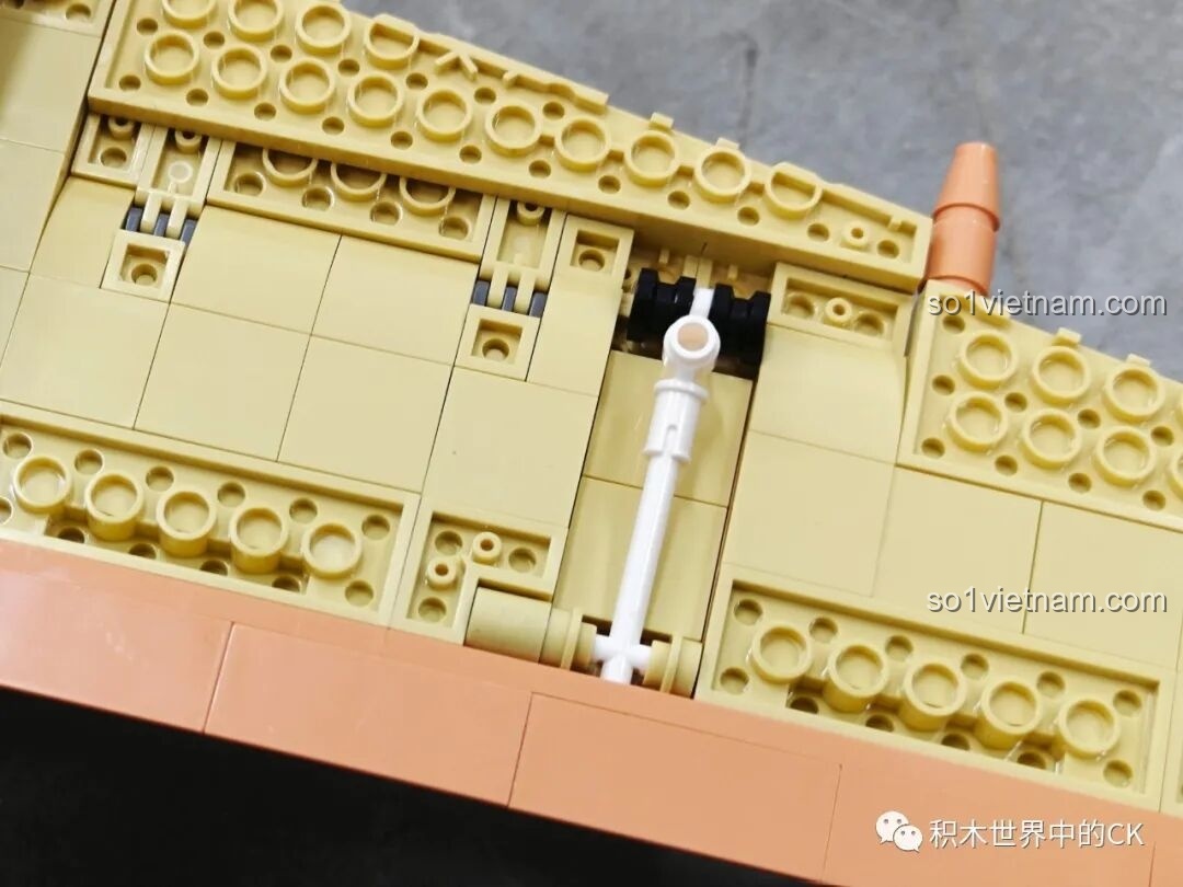 Cận cảnh khoang bánh đáp giữa của mô hình JIESTAR 58093 Máy bay Trinh sát U-2 đã đóng lại, che giấu hoàn toàn bánh đáp.