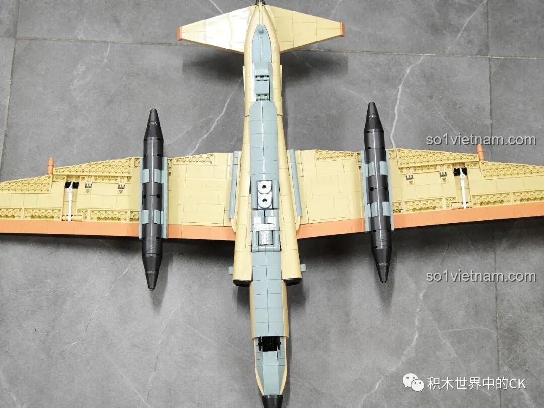 Cận cảnh khoang bánh đáp giữa của mô hình JIESTAR 58093 Máy bay Trinh sát U-2 đang mở, lộ ra bánh xe và cơ cấu.