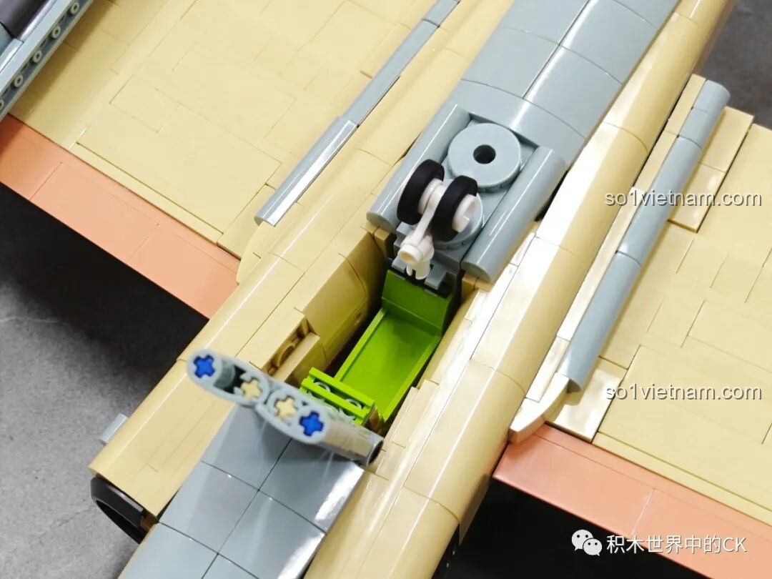 Cận cảnh khoang bánh đáp phía sau của mô hình JIESTAR 58093 Máy bay Trinh sát U-2 đã đóng lại, hoàn thiện mặt bụng máy bay.