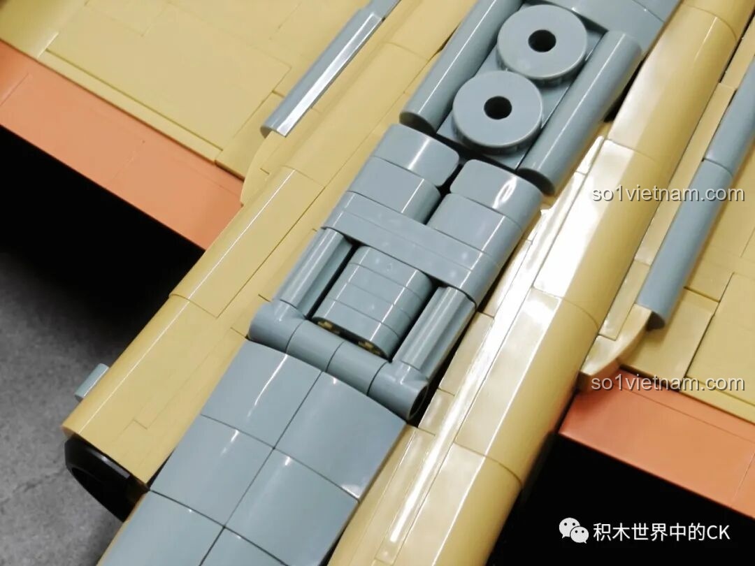 Cận cảnh khoang bánh đáp phía sau của mô hình JIESTAR 58093 Máy bay Trinh sát U-2 đang mở, lộ ra bánh xe và cơ cấu.