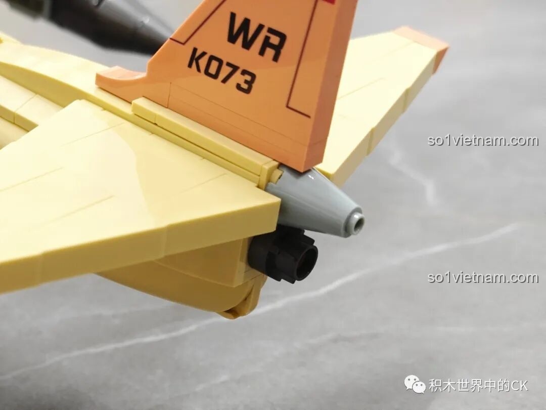 Cận cảnh khoang bánh đáp phía trước của mô hình JIESTAR 58093 Máy bay Trinh sát U-2 đã đóng lại, tạo bề mặt liền mạch.