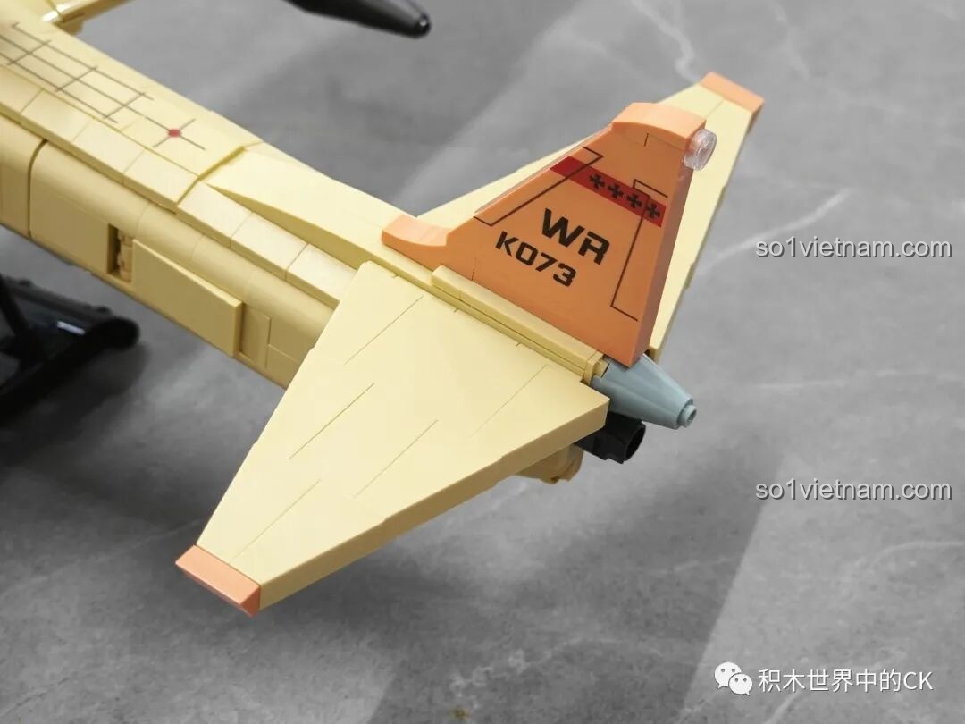 Cận cảnh khoang bánh đáp phía trước của mô hình JIESTAR 58093 Máy bay Trinh sát U-2 đang mở, lộ ra cơ cấu bánh đáp.