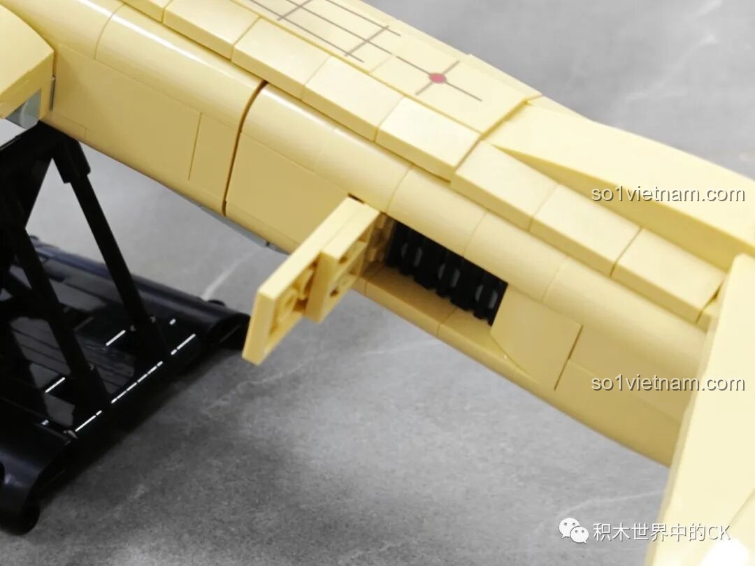 Mặt bụng của mô hình JIESTAR 58093 Máy bay Trinh sát U-2, nhìn từ dưới lên, cho thấy các chi tiết ẩn và khoang chứa.