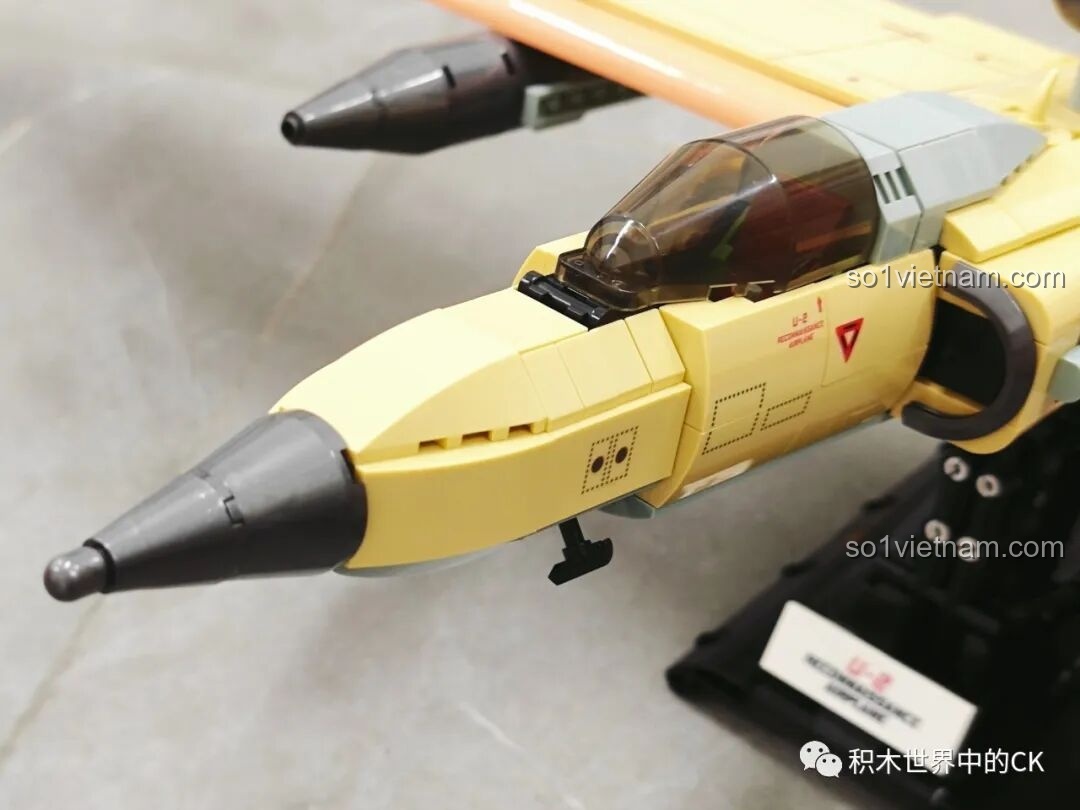 Buồng lái của mô hình JIESTAR 58093 Máy bay Trinh sát U-2 được mở ra, để lộ ghế ngồi và bảng điều khiển bên trong.