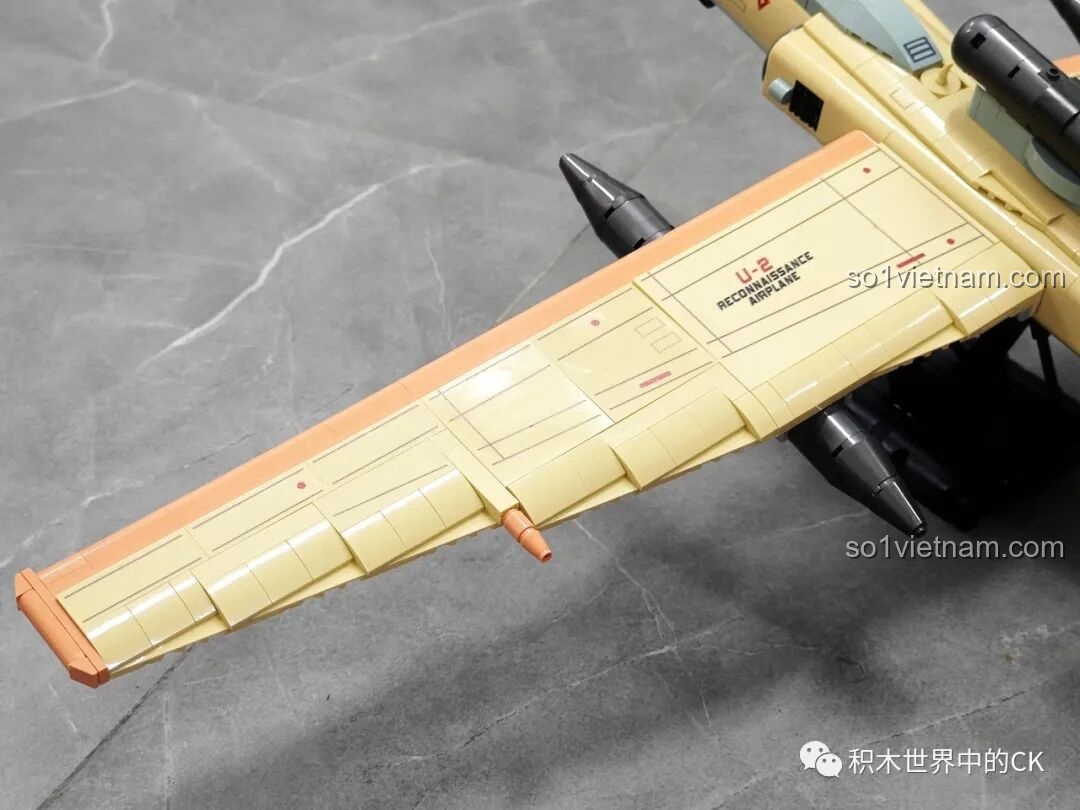 Cận cảnh phần cánh dưới của mô hình JIESTAR 58093 Máy bay Trinh sát U-2, với các chi tiết cánh tà và cơ cấu nhỏ.