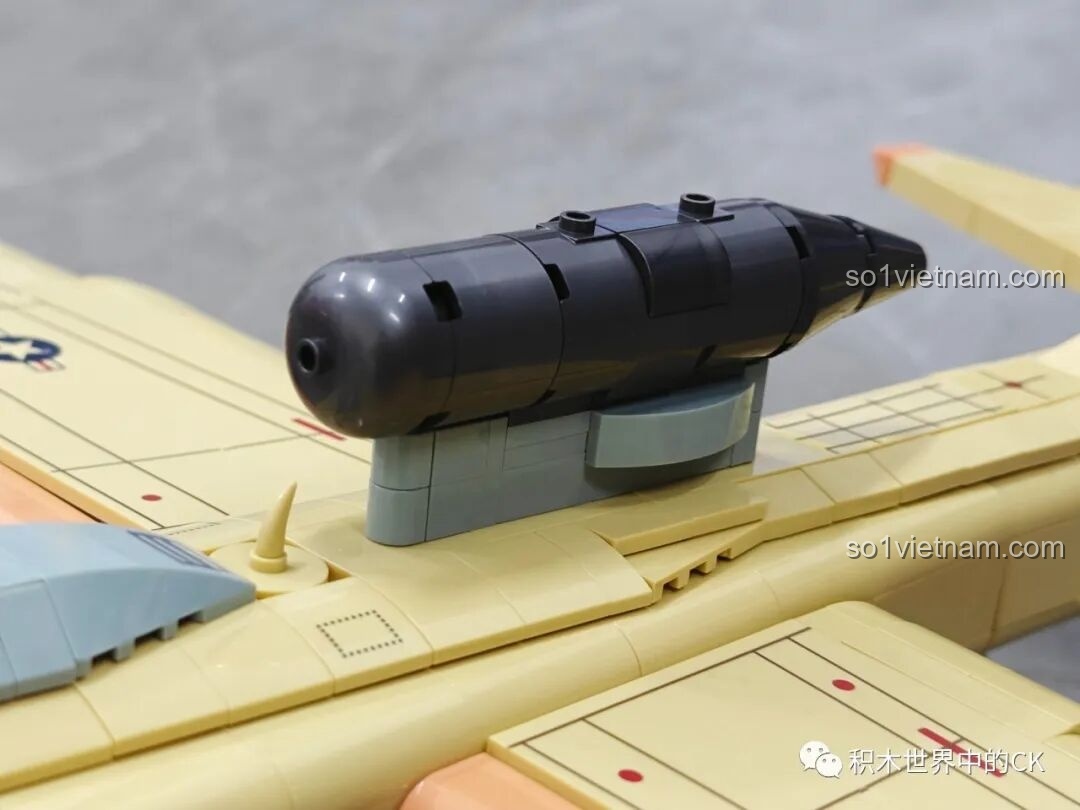 Cận cảnh bề mặt cánh trên của mô hình JIESTAR 58093 Máy bay Trinh sát U-2, với các đường nét và ký hiệu in sắc nét.