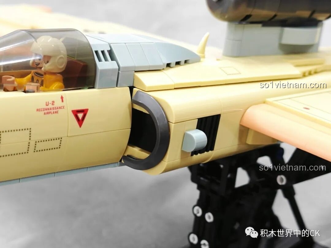 Cận cảnh một trong các động cơ phụ trên cánh của mô hình JIESTAR 58093 Máy bay Trinh sát U-2, với thiết kế hình trụ.