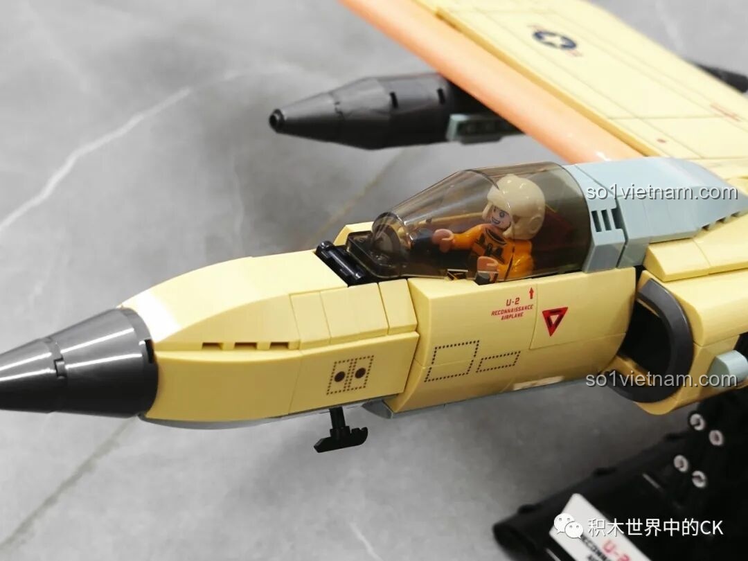 Cận cảnh phần động cơ phía trước của mô hình JIESTAR 58093 Máy bay Trinh sát U-2, với các chi tiết cửa hút gió.