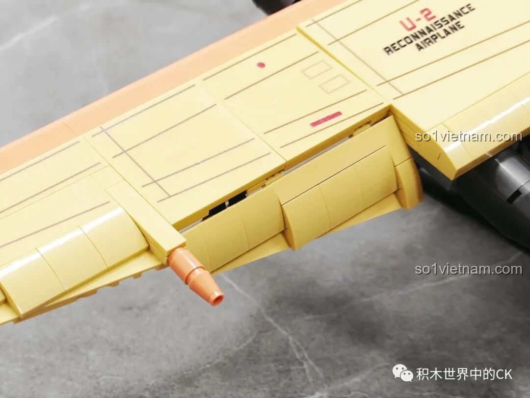 Cận cảnh phần đuôi của mô hình JIESTAR 58093 Máy bay Trinh sát U-2, với các cánh đuôi và ký hiệu 