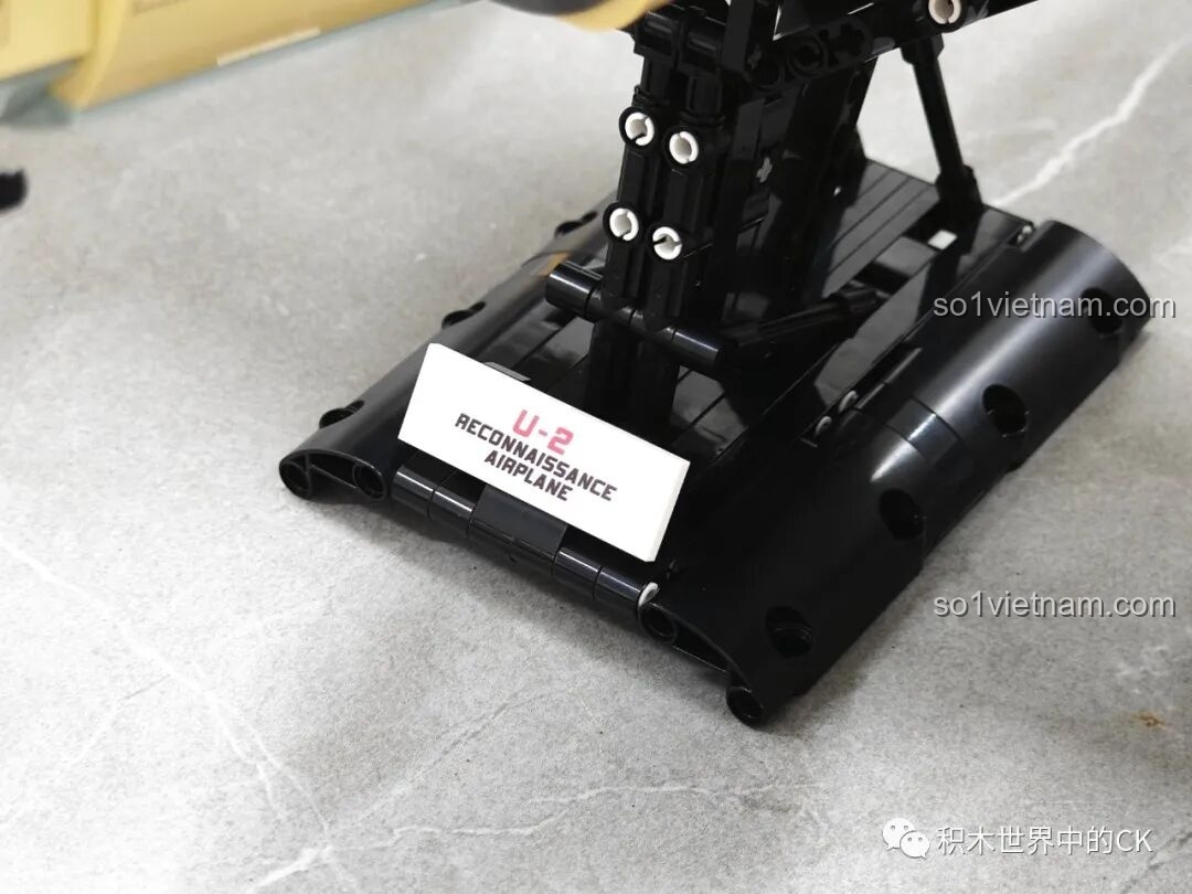 Cận cảnh phần mũi và buồng lái của mô hình JIESTAR 58093 Máy bay Trinh sát U-2, với các chi tiết in và kính buồng lái trong suốt.