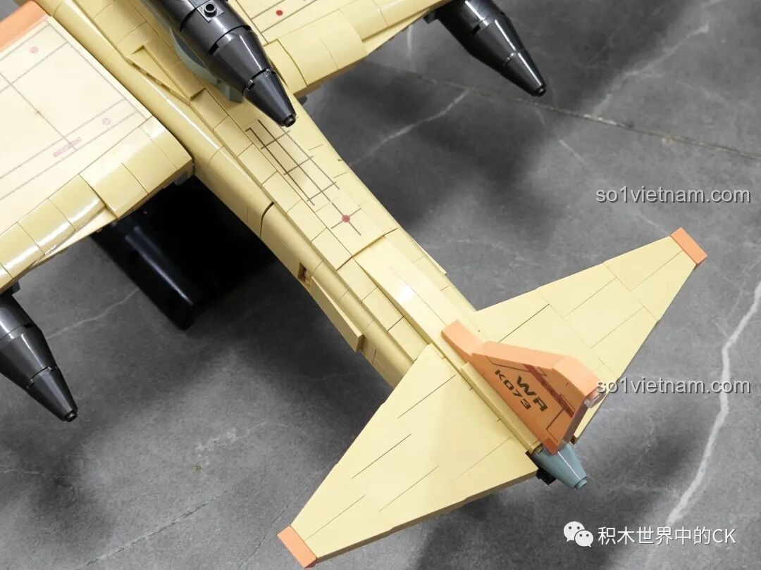 Cận cảnh ống xả ở phần đuôi của mô hình JIESTAR 58093 Máy bay Trinh sát U-2, với thiết kế chi tiết.