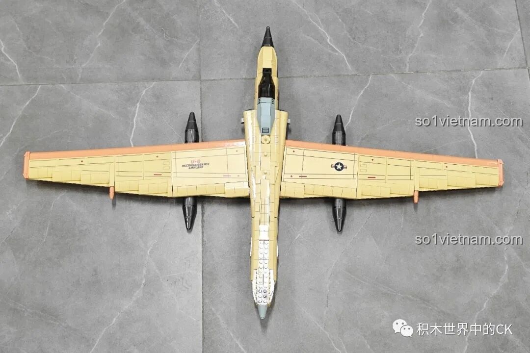 Mô hình JIESTAR 58093 Máy bay Trinh sát U-2 với hai cánh đã được lắp hoàn chỉnh, nhìn từ trên xuống, thể hiện sải cánh rộng.