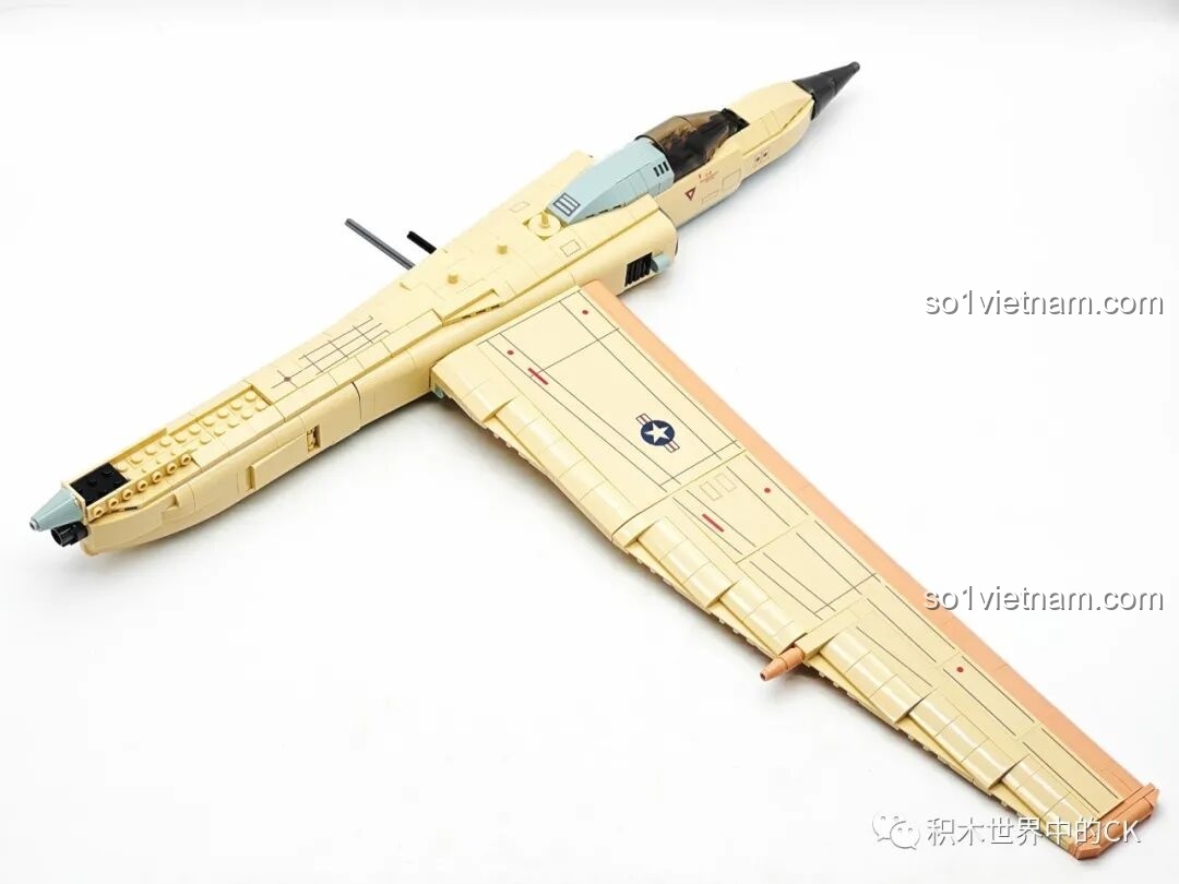 Hình ảnh phần thân và một bên cánh của bộ JIESTAR 58093 Máy bay Trinh sát U-2 đã được lắp ráp, cho thấy kích thước ấn tượng của cánh.