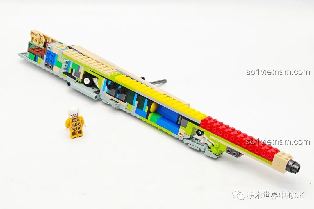 Giai đoạn đầu của quá trình lắp ráp bộ JIESTAR 58093 Máy bay Trinh sát U-2, hình ảnh phần thân máy bay đang dần hình thành với các mảnh ghép màu sắc.