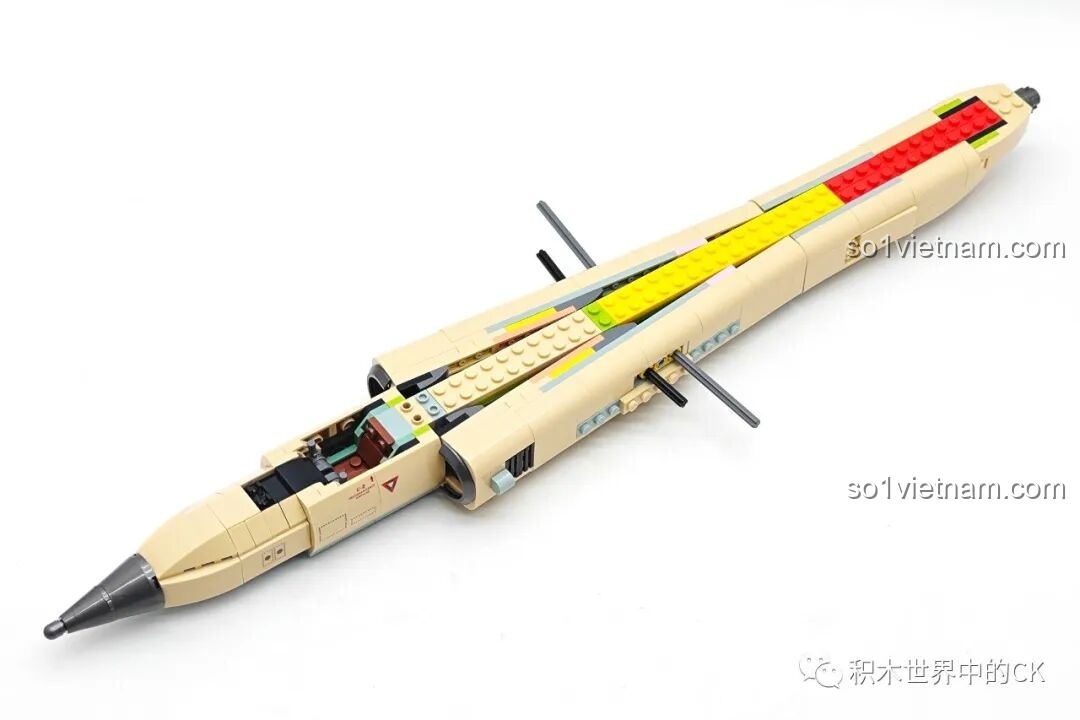 Quá trình lắp ráp bộ JIESTAR 58093 Máy bay Trinh sát U-2 đang tiến triển, phần thân máy bay đã dài hơn, các chi tiết được ghép nối chắc chắn.