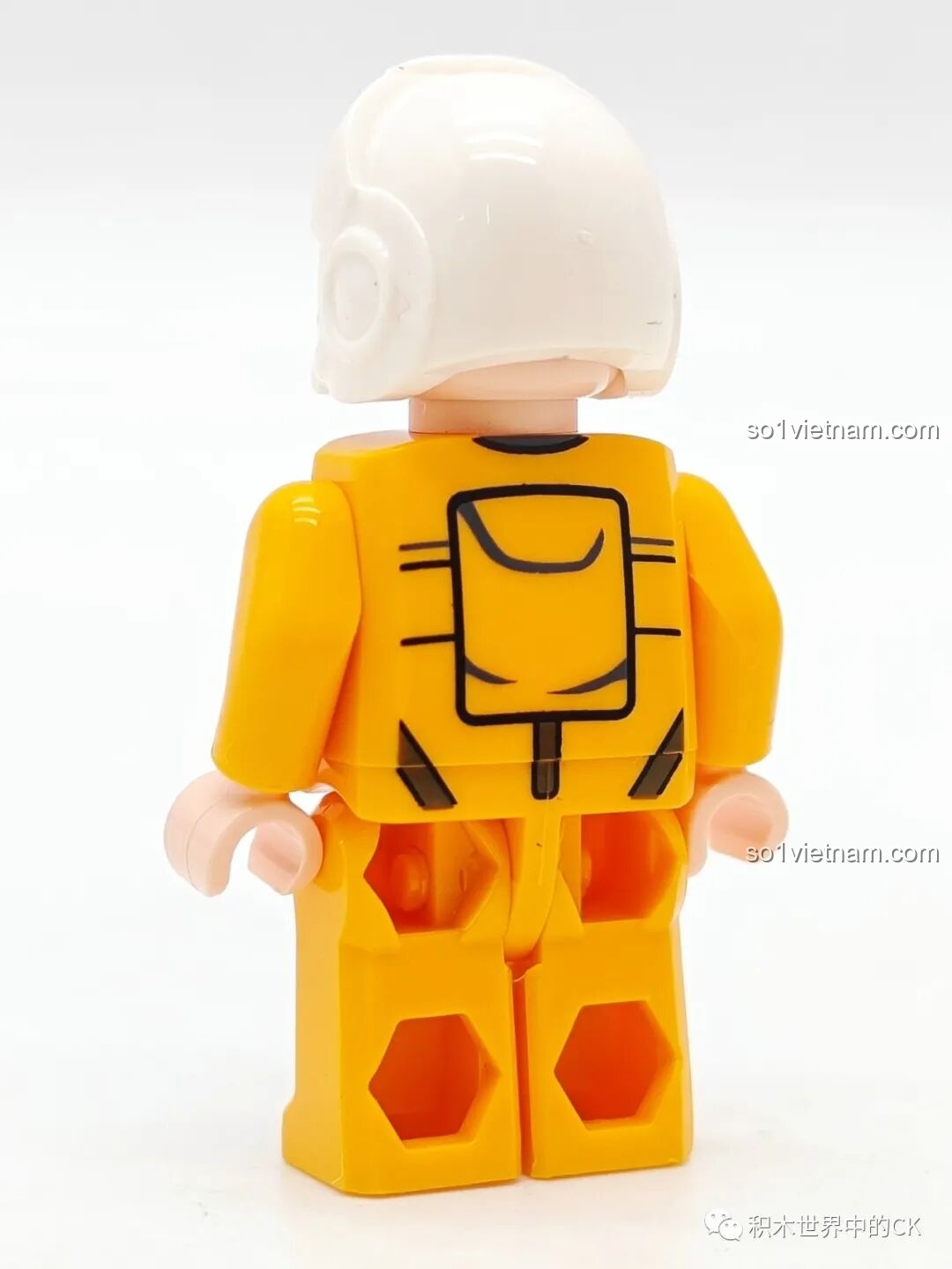 Mặt sau của minifigure phi công U-2 từ bộ JIESTAR 58093, hiển thị các chi tiết in trên lưng bộ đồ bay.