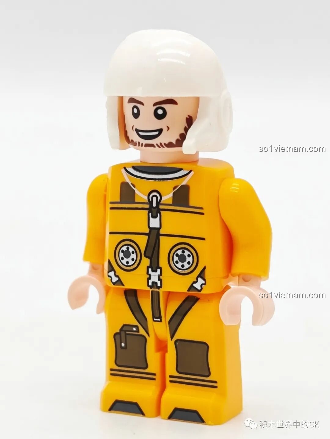 Minifigure phi công U-2 đi kèm bộ JIESTAR 58093, mặc bộ đồ bay màu vàng, đội mũ bảo hiểm trắng, nhìn từ phía trước.