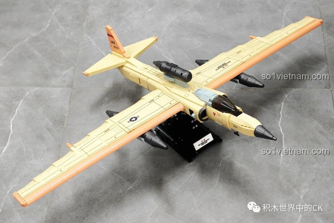 Mô hình JIESTAR 58093 Máy bay Trinh sát U-2 hoàn chỉnh, chụp từ góc chéo phía sau, làm nổi bật phần đuôi và động cơ.