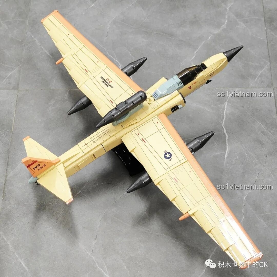 Mô hình JIESTAR 58093 Máy bay Trinh sát U-2 hoàn chỉnh, chụp từ góc chéo phía trước, làm nổi bật phần mũi và buồng lái.