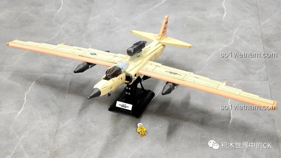 Mô hình JIESTAR 58093 Máy bay Trinh sát U-2 hoàn chỉnh, chụp từ góc cuối, tổng thể mô hình trên nền gạch.