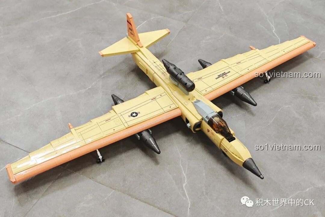 Mô hình JIESTAR 58093 Máy bay Trinh sát U-2 hoàn chỉnh, chụp từ góc nghiêng gần, tập trung vào phần thân và cánh.