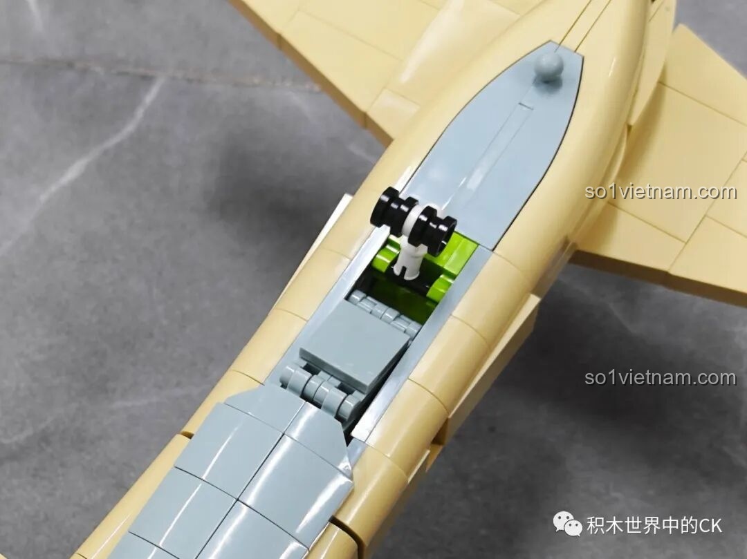 Mô hình JIESTAR 58093 Máy bay Trinh sát U-2 hoàn chỉnh, chụp từ góc nghiêng rộng, thể hiện tổng thể mô hình trên nền gạch.