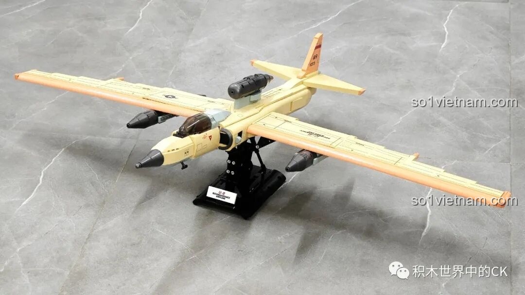 Mô hình JIESTAR 58093 Máy bay Trinh sát U-2 hoàn chỉnh, chụp từ góc rộng, thể hiện toàn bộ vẻ đẹp và kích thước của máy bay.