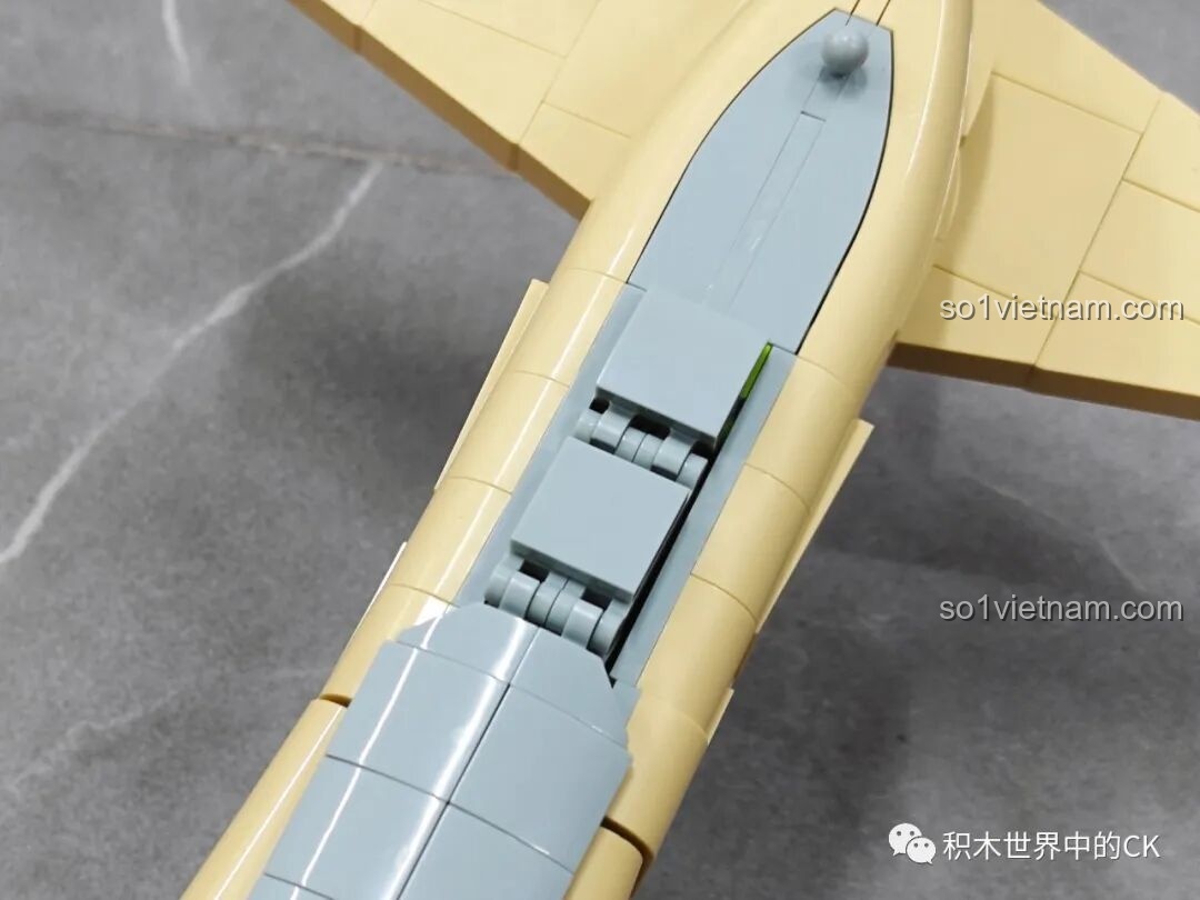 Mô hình JIESTAR 58093 Máy bay Trinh sát U-2 hoàn chỉnh, chụp từ góc thấp, làm nổi bật sải cánh và các chi tiết dưới thân.