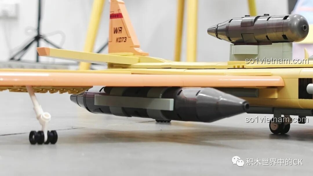 Mô hình JIESTAR 58093 Máy bay Trinh sát U-2 hoàn chỉnh, chụp từ góc trên gần, làm nổi bật các chi tiết trên bề mặt cánh và thân.