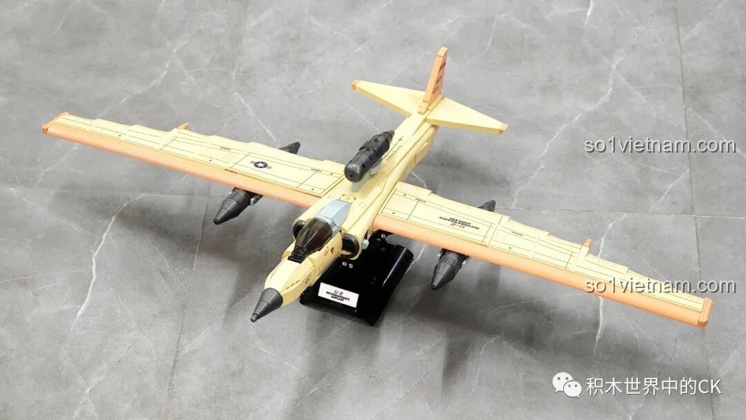 Mô hình JIESTAR 58093 Máy bay Trinh sát U-2 đã hoàn chỉnh, đặt trên chân đế trưng bày, nhìn từ góc nghiêng, toát lên vẻ uy nghi.