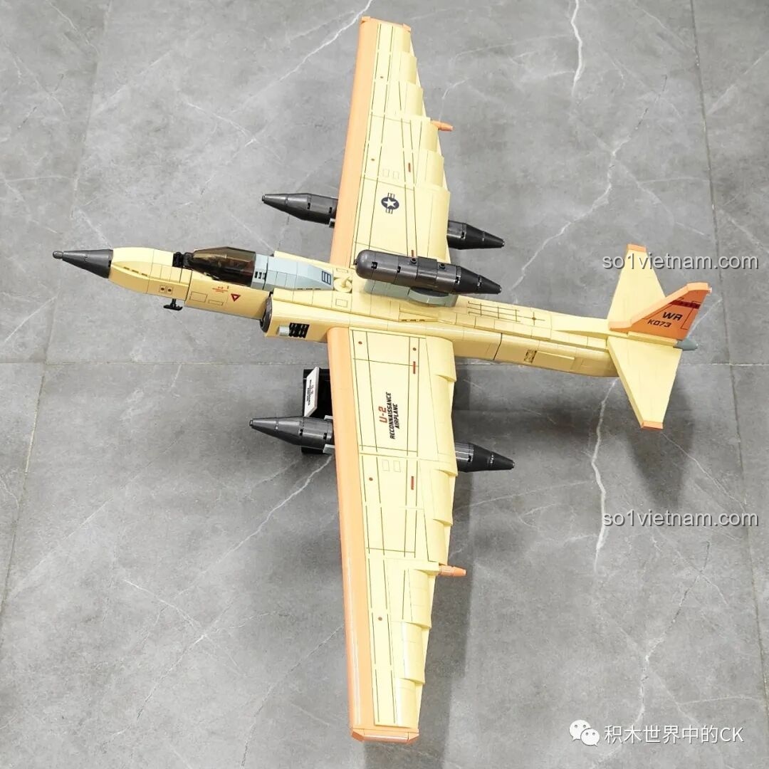 Mô hình JIESTAR 58093 Máy bay Trinh sát U-2 nhìn từ trên xuống, cho thấy sải cánh rộng và các chi tiết trên thân máy bay.