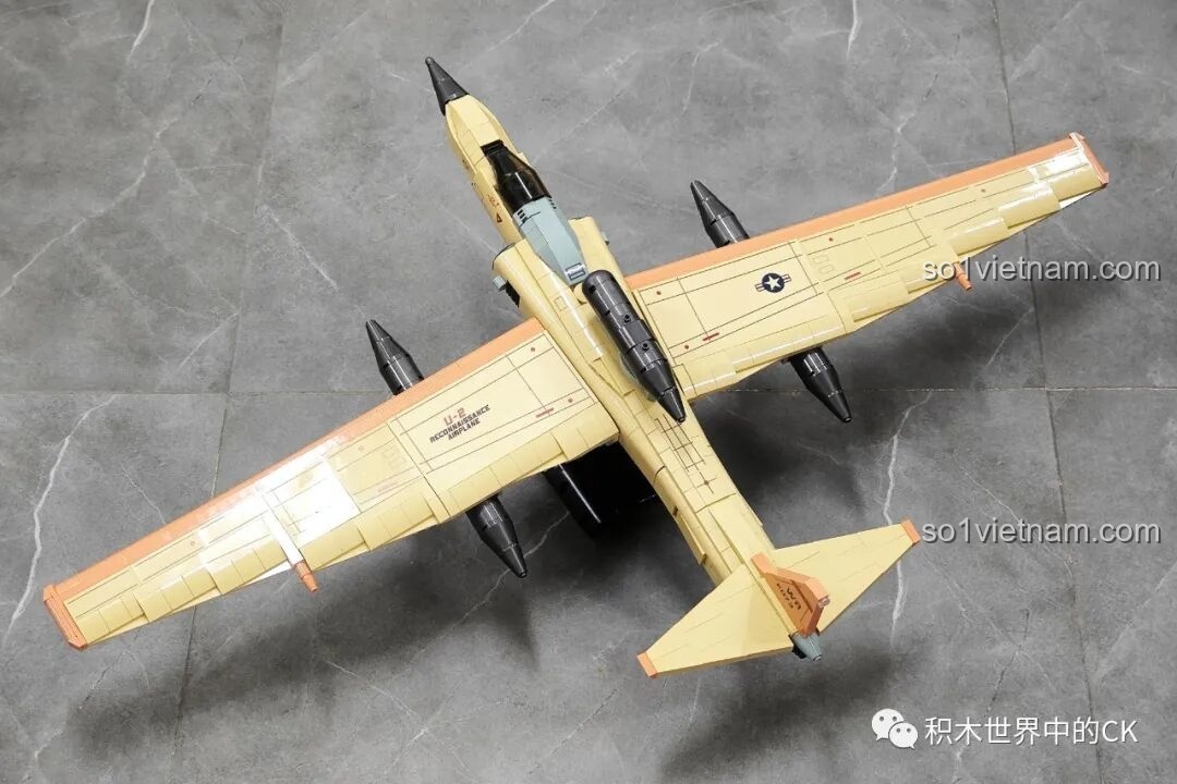 Mô hình JIESTAR 58093 Máy bay Trinh sát U-2 nhìn từ trên xuống, góc hơi nghiêng, làm nổi bật thiết kế khí động học.