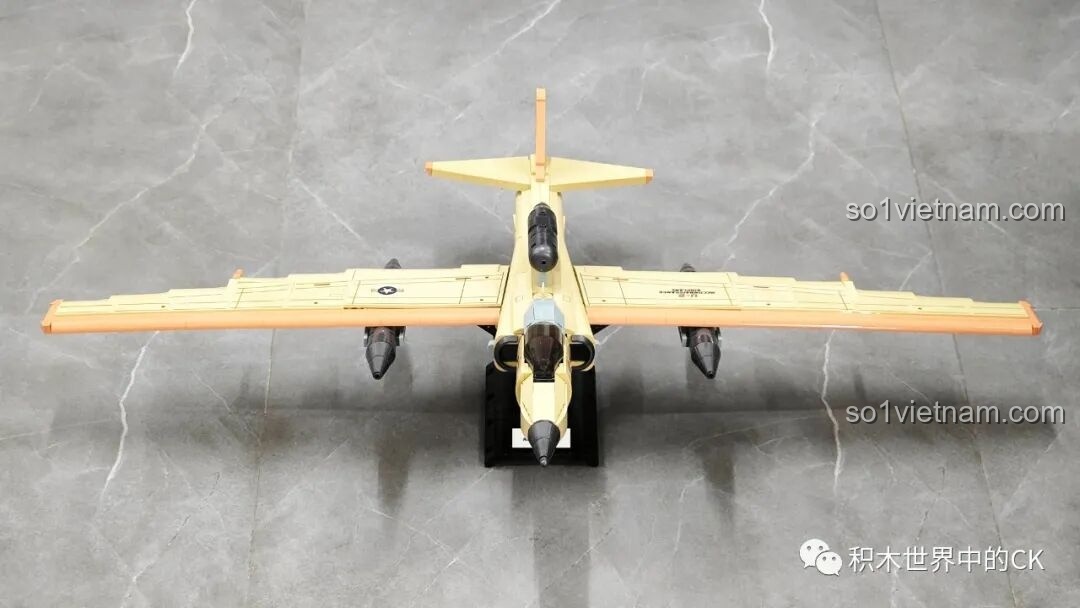 Mô hình JIESTAR 58093 Máy bay Trinh sát U-2 hoàn chỉnh, chụp trực diện từ phía trước, thể hiện sự mạnh mẽ của máy bay.
