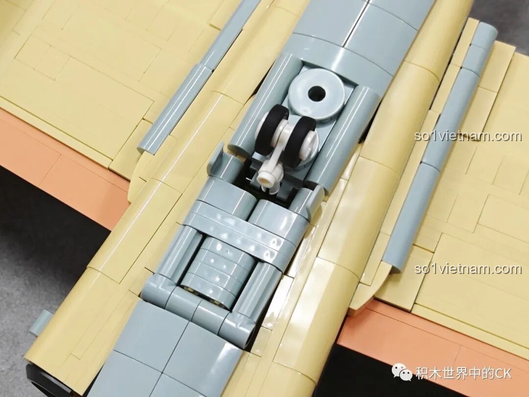 Mô hình JIESTAR 58093 Máy bay Trinh sát U-2 hoàn chỉnh trên chân đế, có minifigure phi công đứng cạnh, tạo cảm giác quy mô.