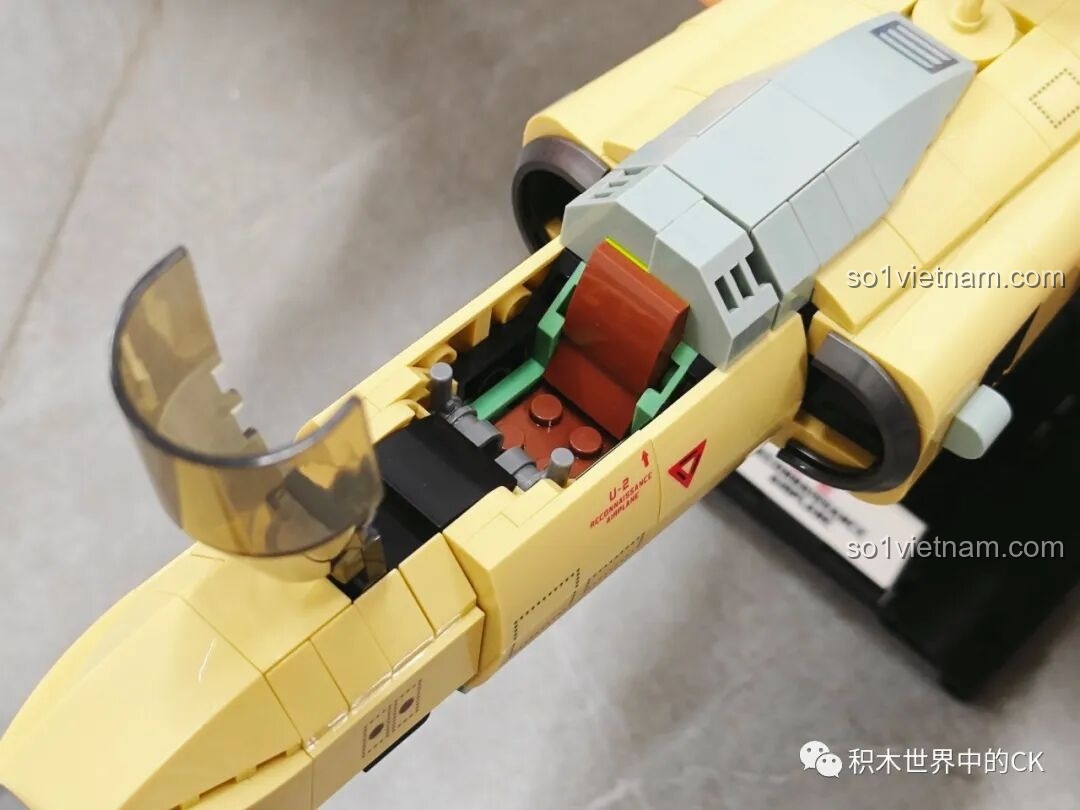 Minifigure phi công U-2 được đặt vào buồng lái của mô hình JIESTAR 58093, tạo cảm giác chân thực như đang chuẩn bị cất cánh.