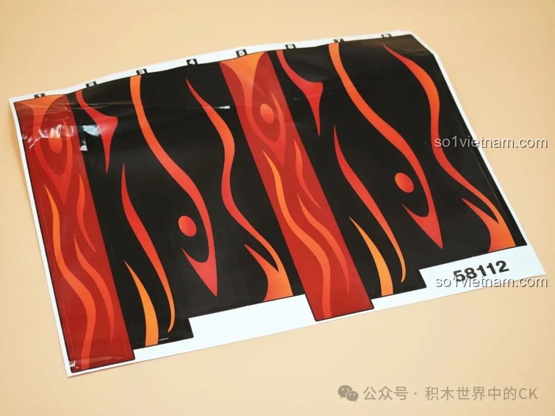 Tấm decal lớn với họa tiết lửa đặc trưng của Trượng Hộ Ma, tăng tính thẩm mỹ cho mô hình JIESTAR 58112.