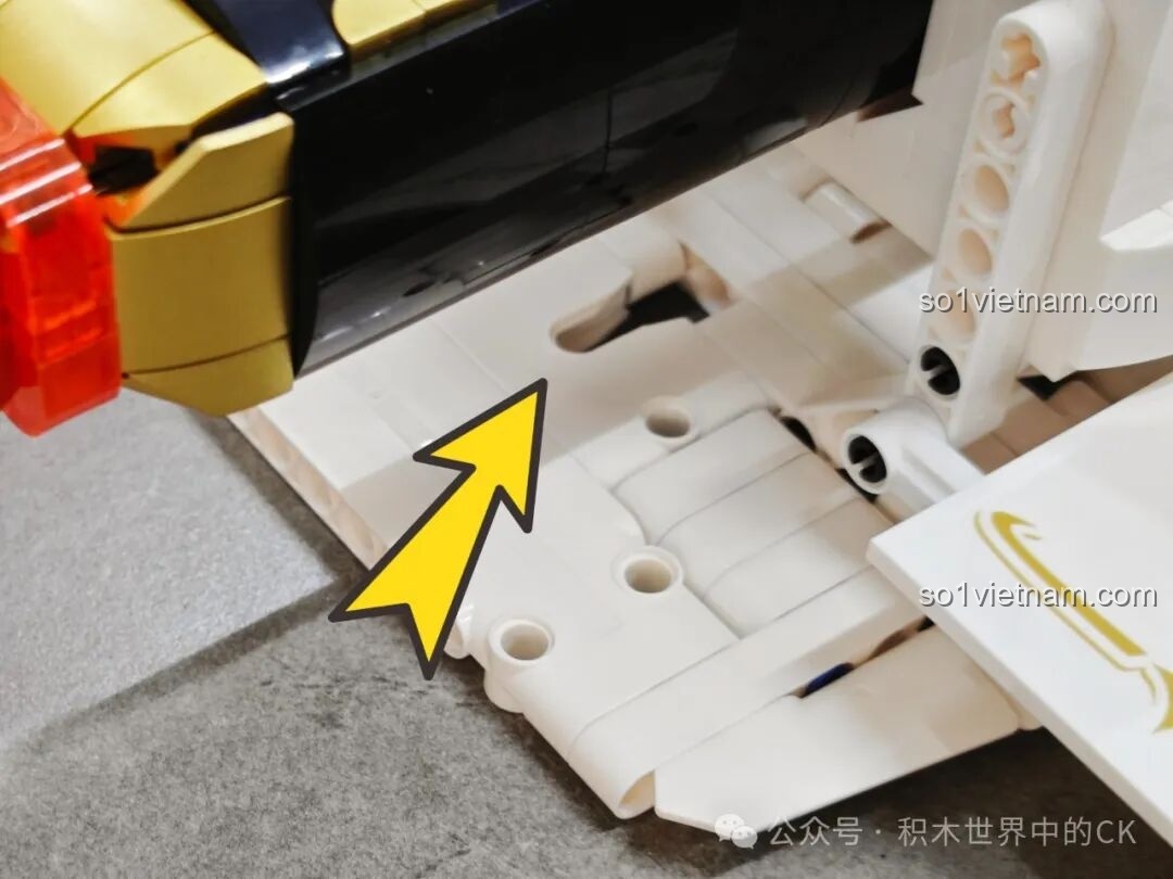 Chi tiết chân đỡ của JIESTAR 58112 Trượng Hộ Ma Genshin Impact, đảm bảo sự ổn định cho mô hình dài 1.94m.