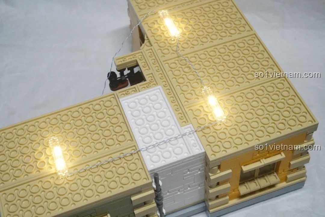 Cận cảnh cảnh bên của mô hình JIESTAR 89130 Tiệm Sách Ngược đã hoàn thiện