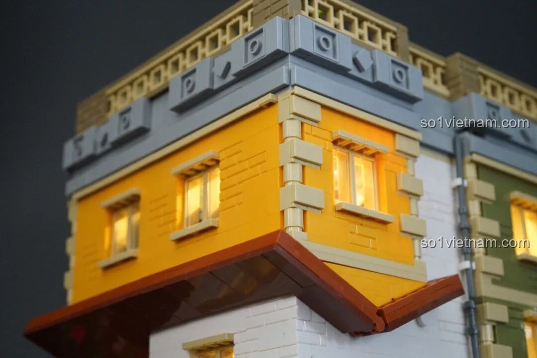 Cảnh sau của mô hình JIESTAR 89130 Tiệm Sách Ngược đã hoàn thiện với đèn sáng
