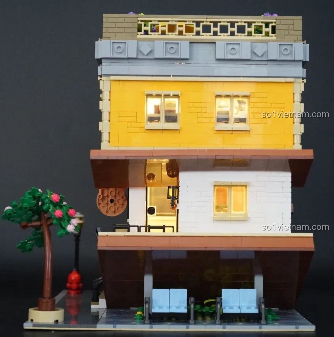 Tổng thể mô hình JIESTAR 89130 Tiệm Sách Ngược đã hoàn thiện với lon nước