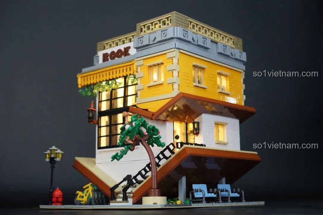 Cảnh trên mái của mô hình JIESTAR 89130 Tiệm Sách Ngược đã hoàn thiện với đèn sáng và lon nước
