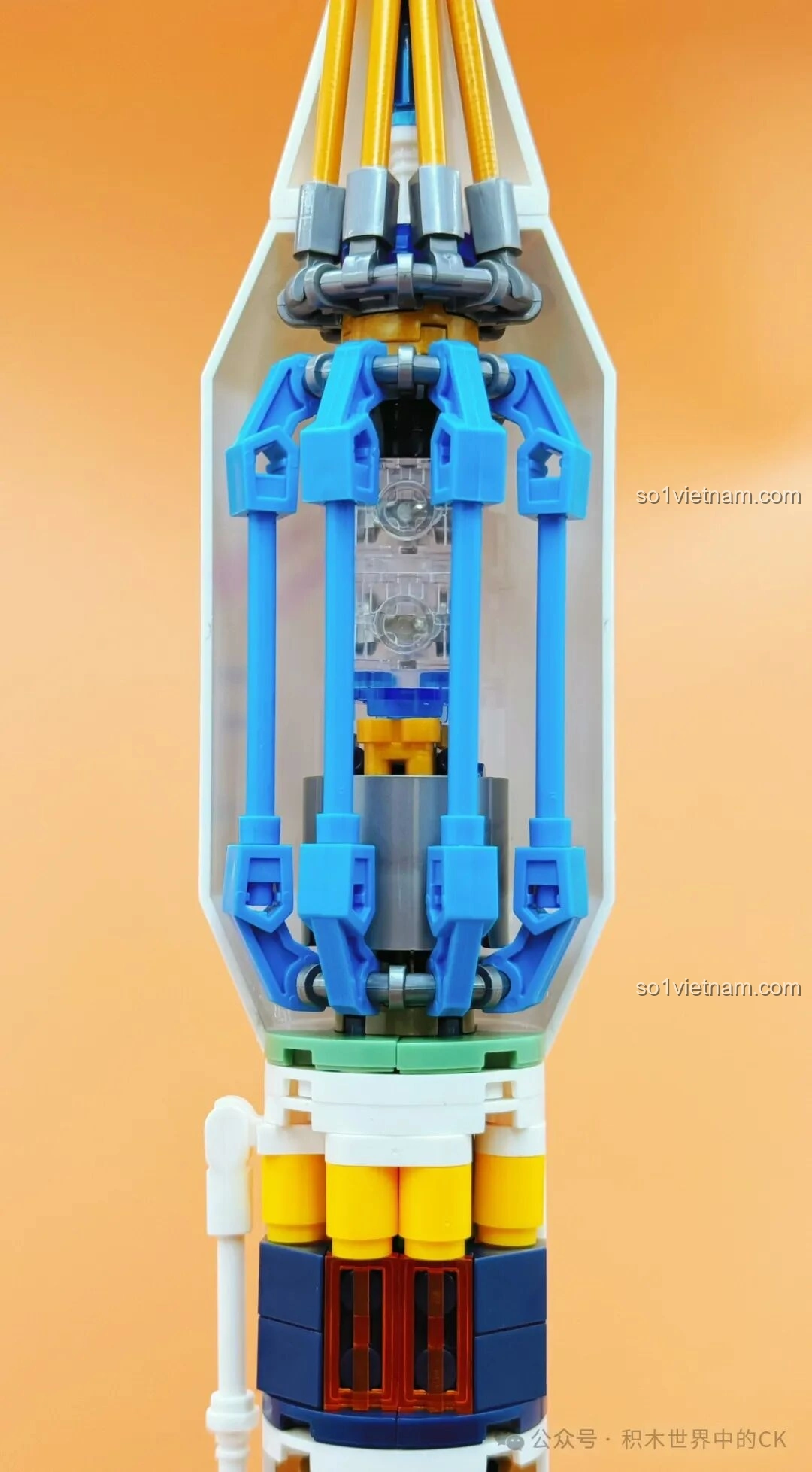 Cận cảnh phần đầu của mô hình JIESTAR JJ9031 Tên lửa đẩy Falcon Heavy, với khoang chứa vệ tinh và các chi tiết nhỏ.