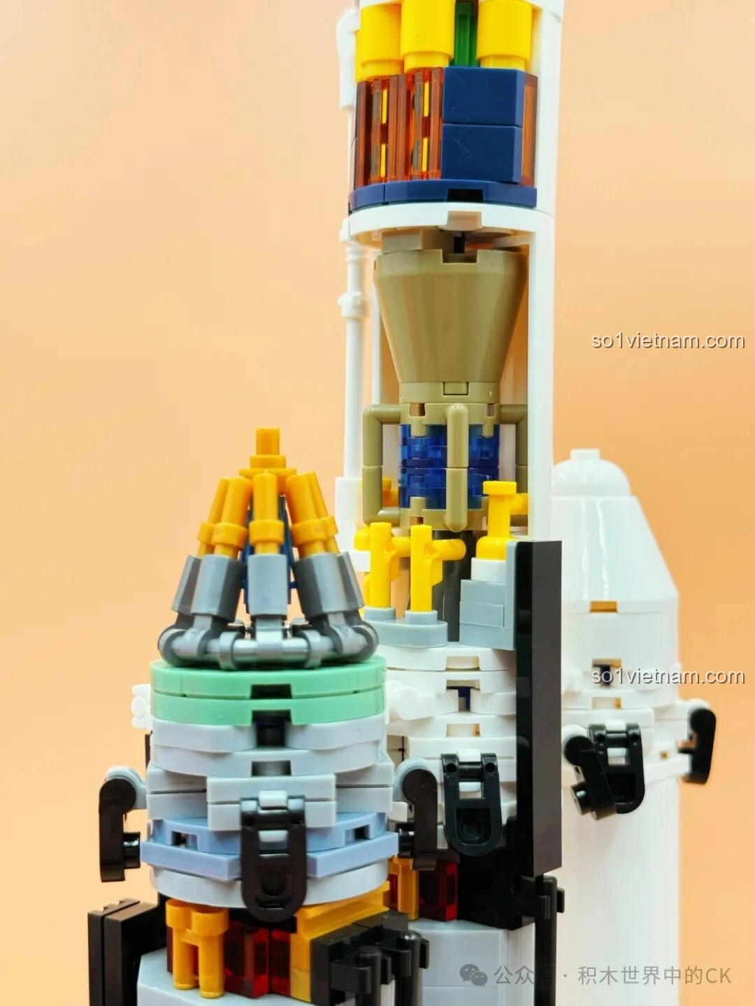 Cận cảnh các đường ống và chi tiết kỹ thuật bên trong mô hình JIESTAR JJ9031 Tên lửa không gian Falcon Heavy.